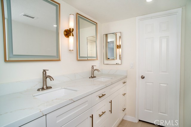 Detail Gallery Image 9 of 17 For 21650 Burbank #115,  Woodland Hills,  CA 91367 - 2 Beds | 2 Baths