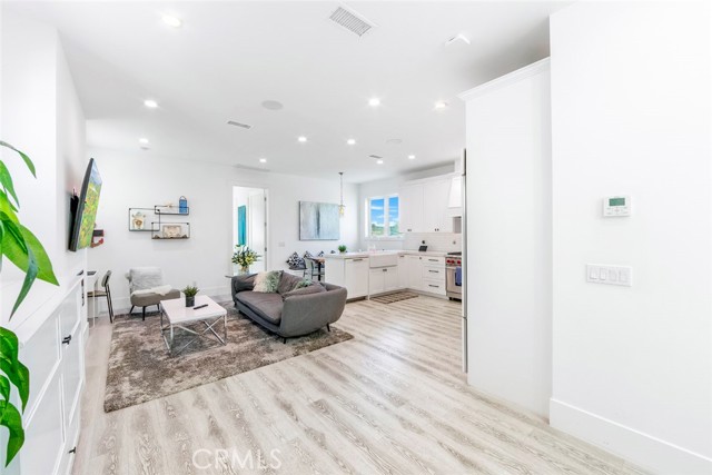 417 E Bay, Newport Beach CA: https://media.crmls.org/medias/1ea2acd1-059e-46d3-ba54-3b3d0c6ff7b3.jpg