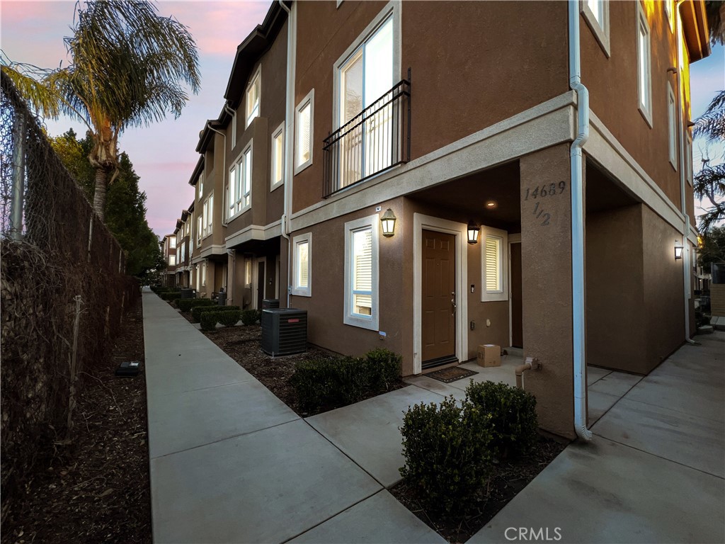 14689 Sherman Way, Van Nuys, CA 91405