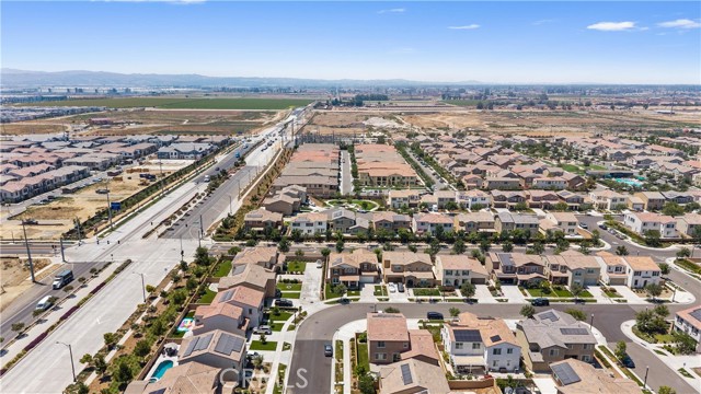 4132 S Canal Way, Ontario CA: https://media.crmls.org/medias/1ea791f3-88af-4c7d-8587-de0ddb303ec7.jpg