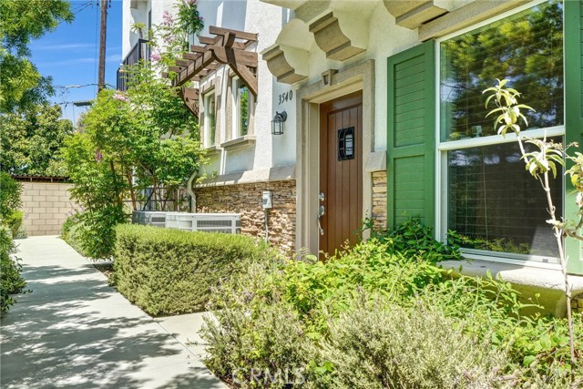 Detail Gallery Image 1 of 33 For 3540 W Savanna St, Anaheim,  CA 92804 - 2 Beds | 2/1 Baths