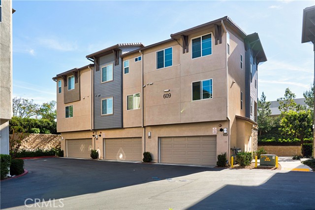 Detail Gallery Image 3 of 48 For 609 Savi #101,  Corona,  CA 92878 - 4 Beds | 2/2 Baths