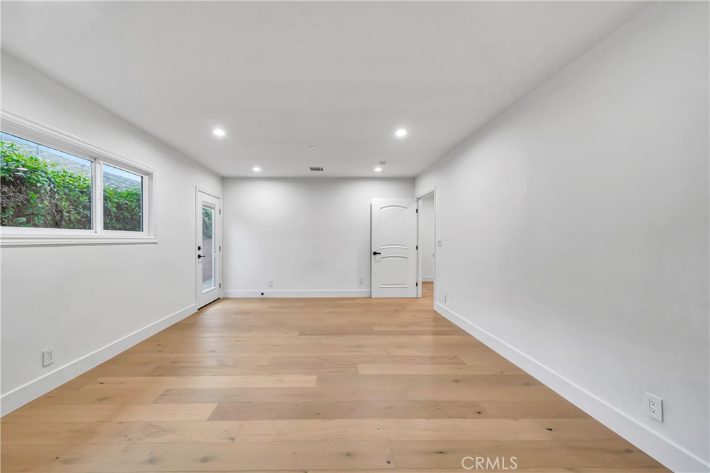 https://media.crmls.org/medias/1eac060b-45b5-44be-8da2-ff7319db61ac.jpg?preset=X-Large