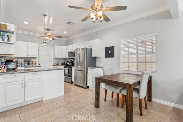 Detail Gallery Image 5 of 37 For 14835 Kittridge St, Van Nuys,  CA 91405 - 5 Beds | 3 Baths