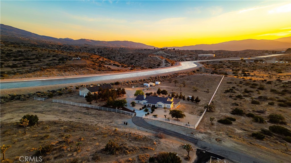 https://media.crmls.org/medias/1eacf2e7-ed18-4f5f-b227-b9132b8e4c69.jpg?preset=X-Large