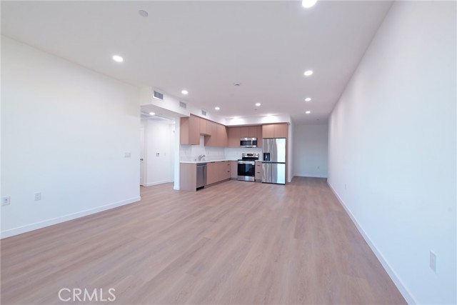 Detail Gallery Image 4 of 10 For 14606 Sylvan St #206,  Van Nuys,  CA 91411 - 2 Beds | 2 Baths