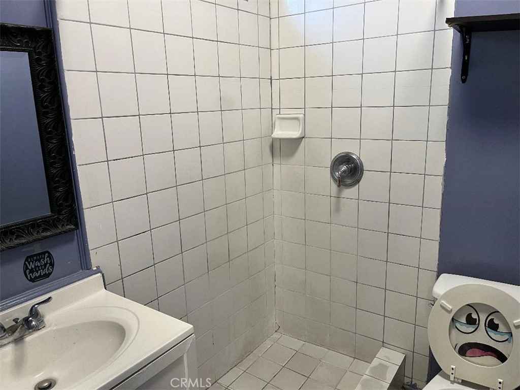https://media.crmls.org/medias/1eadf4a8-d766-4a74-aba4-5289058cf3df.jpg?preset=X-Large
