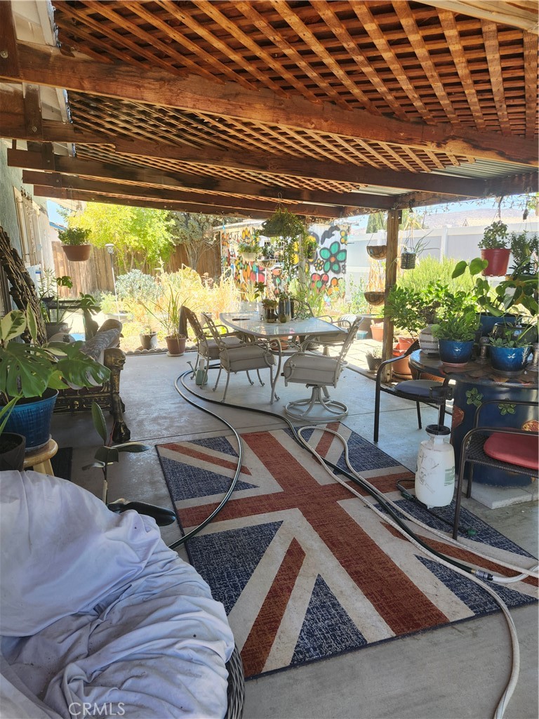 https://media.crmls.org/medias/1eaf1b94-c60d-48b9-82bb-ff5734d04499.jpg?preset=X-Large