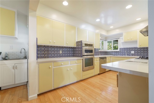 Detail Gallery Image 7 of 33 For 9356 Beckford, Northridge,  CA 91324 - 4 Beds | 3 Baths