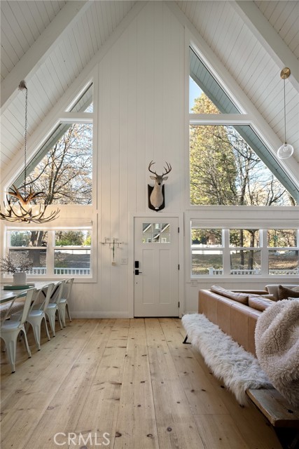 Detail Gallery Image 13 of 51 For 987 Tirol Ln, Lake Arrowhead,  CA 92352 - 3 Beds | 2 Baths