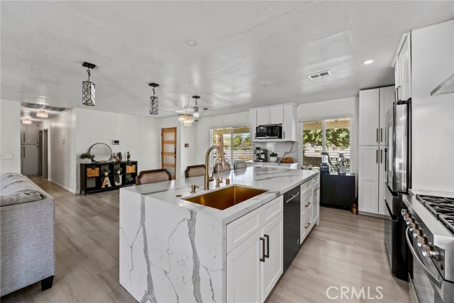 Detail Gallery Image 9 of 60 For 8263 3rd, Hesperia,  CA 92345 - 6 Beds | 3 Baths