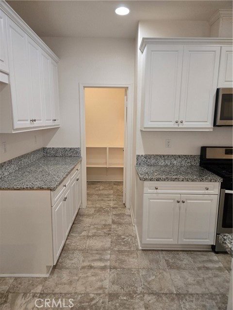 Detail Gallery Image 8 of 30 For 11014 via Del Corso, Riverside,  CA 92505 - 4 Beds | 3 Baths