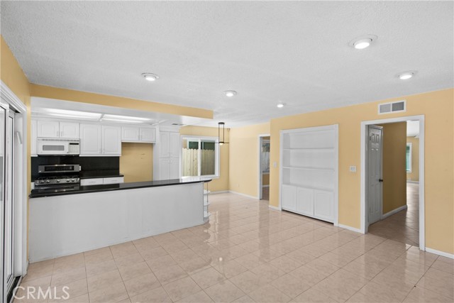 Detail Gallery Image 7 of 25 For 18123 Delano St, Tarzana,  CA 91335 - 3 Beds | 2 Baths