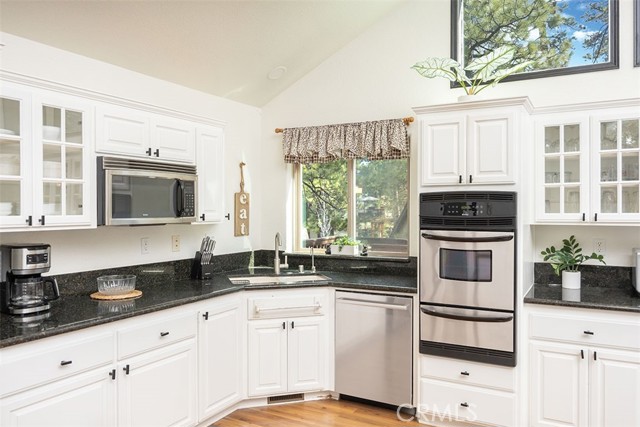 39607 Forest Road, Big Bear Lake CA: https://media.crmls.org/medias/1ebd2832-0051-4766-a125-b51a9ba5d416.jpg