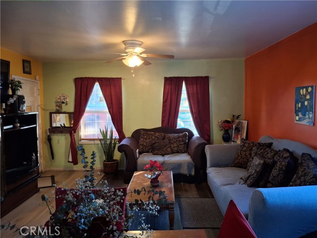 Detail Gallery Image 4 of 16 For 8024 Katherine, Panorama City,  CA 91402 - 2 Beds | 1 Baths