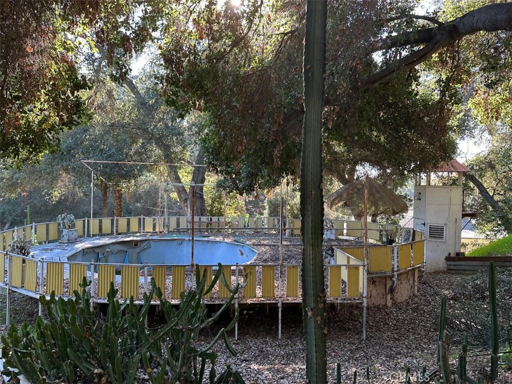 https://media.crmls.org/medias/1ec63e38-f306-4196-903a-6bb3cfd759c9.jpg?preset=X-Large