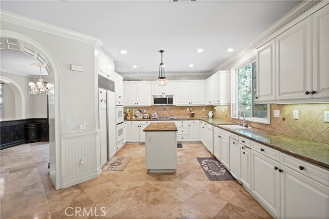 29123 Black Pine Way, Saugus CA: https://media.crmls.org/medias/1ec656af-385c-4cc7-a773-30dddd5d6215.jpg