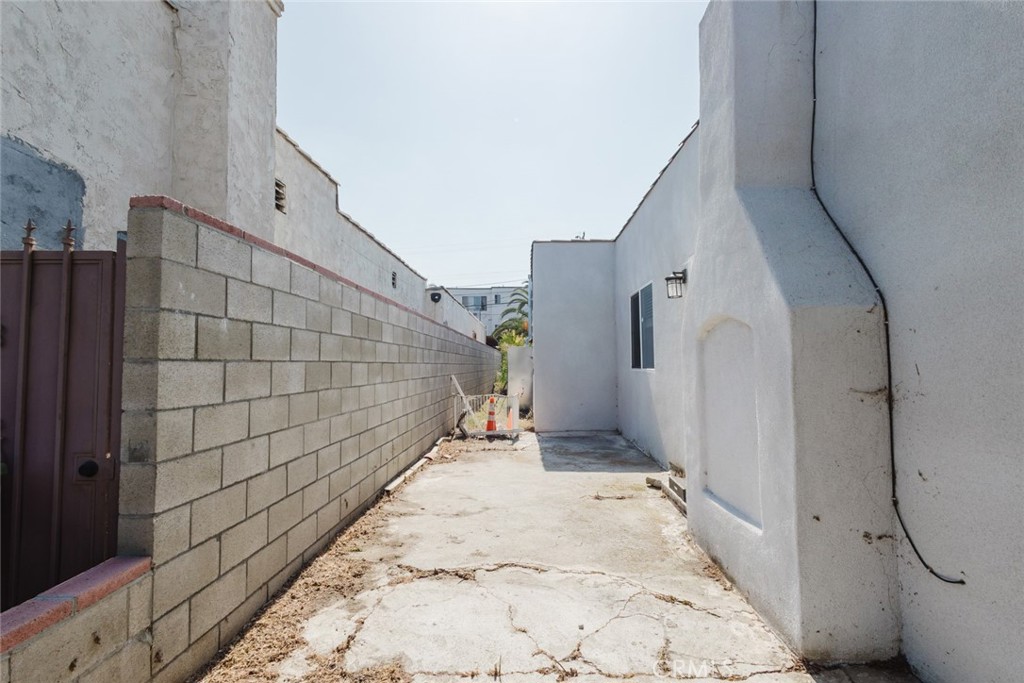 https://media.crmls.org/medias/1ec71e9f-09e4-466e-b43c-c73f387901b0.jpg?preset=X-Large