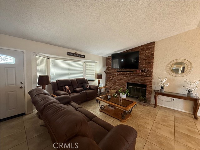 21275 Pocomoke Court, Apple Valley CA: https://media.crmls.org/medias/1ecbecac-115e-4a89-81ee-cadcd02e8dc7.jpg