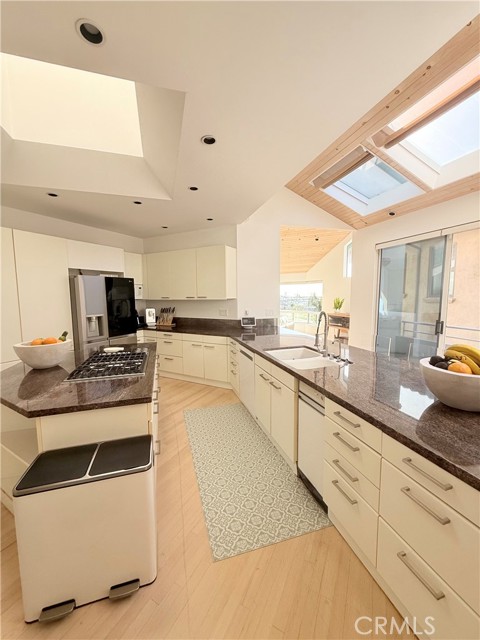 Detail Gallery Image 22 of 44 For 621 6th, Manhattan Beach,  CA 90266 - 3 Beds | 3/1 Baths