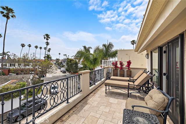 159 Angelo Walk, Long Beach CA: https://media.crmls.org/medias/1ed4784f-e8ae-4ae6-bac7-24dcda99e299.jpg