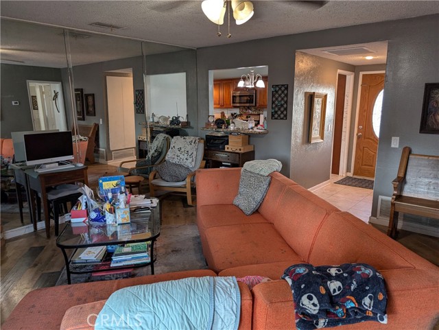 8619 Raintree Avenue, Riverside CA: https://media.crmls.org/medias/1ed9710a-8ef3-4d21-be9d-0c8ff832c820.jpg