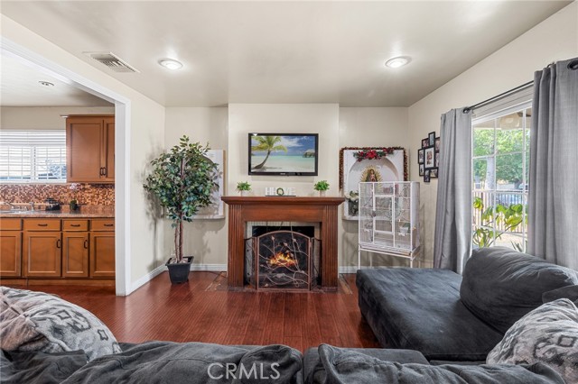 8054 Rhodes Avenue, North Hollywood CA: https://media.crmls.org/medias/1eda28c6-9412-4235-8d98-8d9b1f4bfa81.jpg