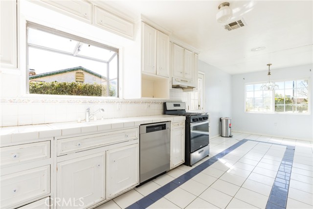 Detail Gallery Image 15 of 48 For 17149 Donmetz, Granada Hills,  CA 91344 - 4 Beds | 2 Baths