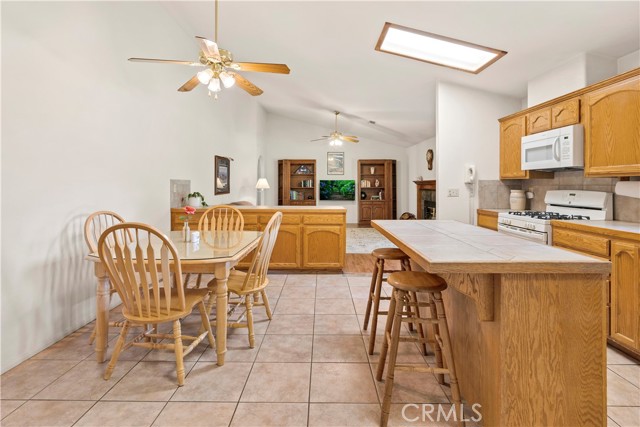 274 N Hemet Street, Hemet CA: https://media.crmls.org/medias/1edd51fd-ca9d-4f6e-972d-01d7854fd777.jpg