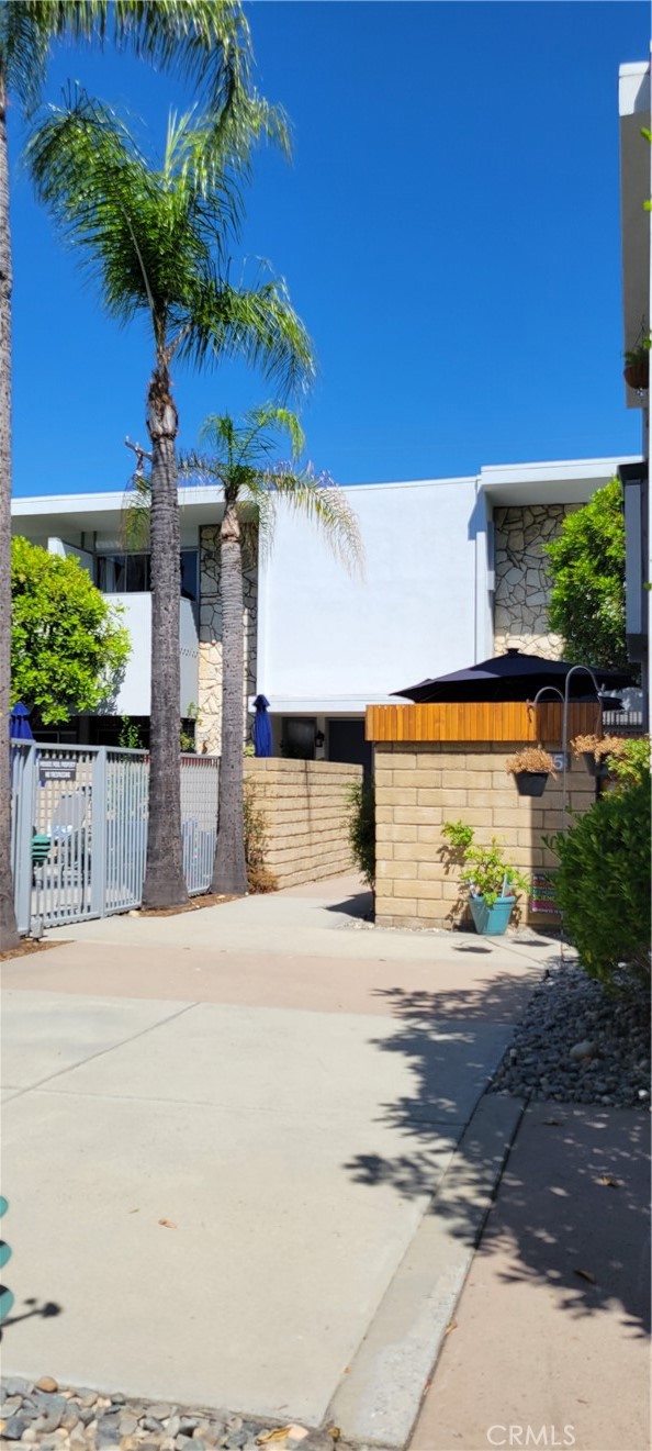 4251 W Sarah Street, Burbank CA: https://media.crmls.org/medias/1ededf41-a601-42db-94c6-364cbec78ae3.jpg