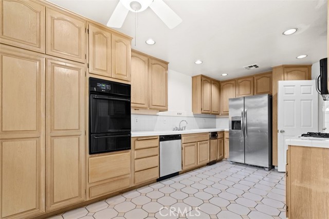 Detail Gallery Image 5 of 23 For 5200 White Oak Ave #61,  Encino,  CA 91316 - 2 Beds | 2/1 Baths