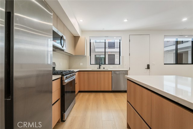 Detail Gallery Image 9 of 24 For 7510 Sepulveda Bld, Van Nuys,  CA 91405 - 3 Beds | 2 Baths