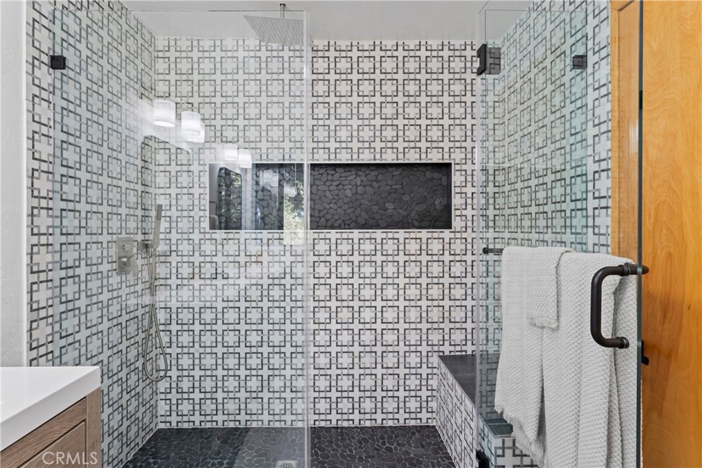 https://media.crmls.org/medias/1ee419ca-0bdc-4af7-babc-eac2bd98ce94.jpg?preset=X-Large