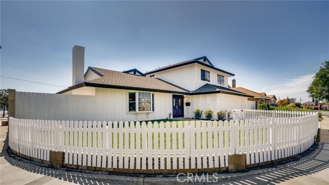 Fully fenced front & back yard