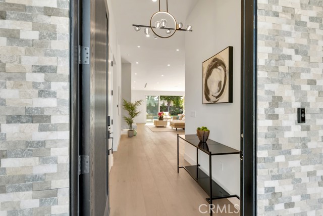 Detail Gallery Image 4 of 46 For 4801 Abbeyville Ave, Woodland Hills,  CA 91364 - 5 Beds | 5/2 Baths