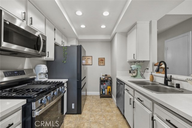 Detail Gallery Image 11 of 33 For 2019 Covington Ave, Simi Valley,  CA 93065 - 2 Beds | 2 Baths