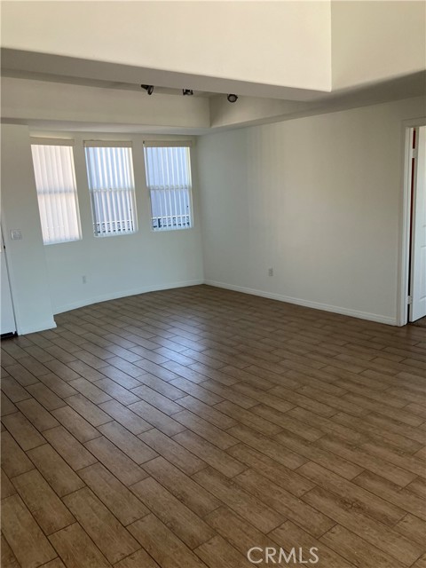 Detail Gallery Image 3 of 17 For 11925 Kling St #408,  Valley Village,  CA 91607 - 2 Beds | 2 Baths