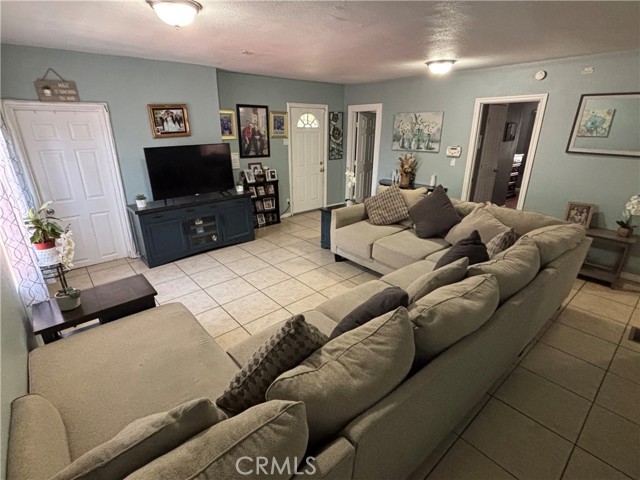 Detail Gallery Image 8 of 23 For 16739 Upland, Fontana,  CA 92335 - 3 Beds | 1/1 Baths