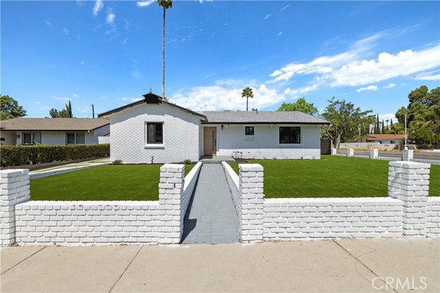 23701 Sylvan Street, Woodland Hills CA: https://media.crmls.org/medias/1ef1cdf6-1d25-4ebd-b752-9022e193aa3f.jpg