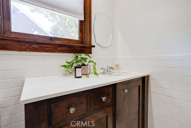 1206 N Keystone, Burbank CA: https://media.crmls.org/medias/1ef212eb-1969-4ad2-bb25-70c6f795af61.jpg