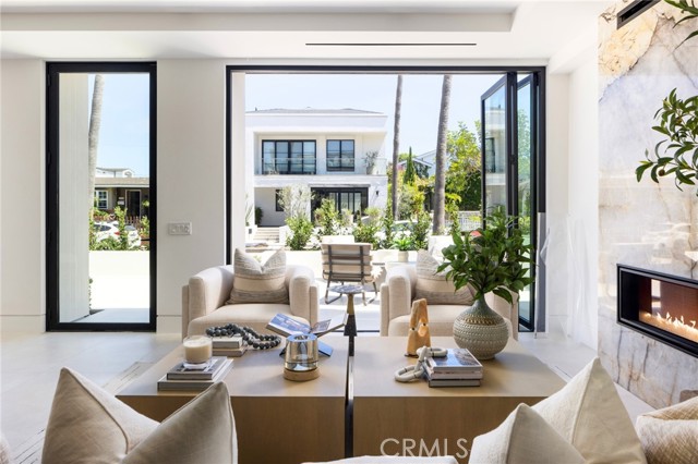 303 Goldenrod Avenue, Corona del Mar CA: https://media.crmls.org/medias/1ef4dc39-608a-4cdd-8692-ba0deab58cbb.jpg