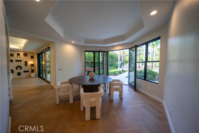 Detail Gallery Image 24 of 74 For 17437 Oak Creek Ct, Encino,  CA 91316 - 5 Beds | 5/1 Baths