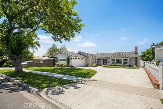 3221 Copa De Oro Drive, Los Alamitos CA: https://media.crmls.org/medias/1ef8a486-333d-46a4-ad54-427dde859176.jpg