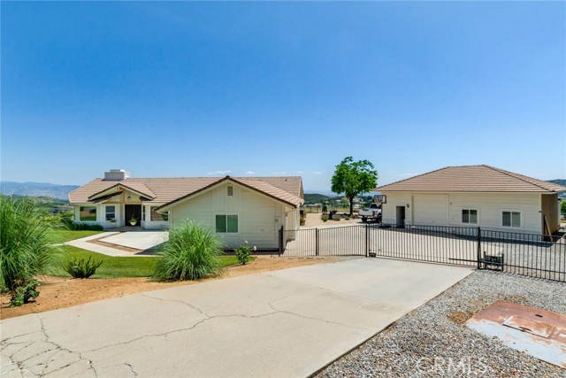 13288 Oak Crest Drive, Yucaipa CA: https://media.crmls.org/medias/1efb01fe-9328-429c-bacf-9041923fcd3c.jpg