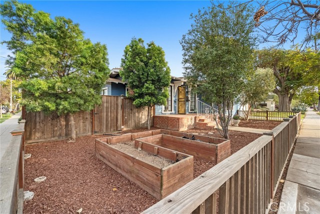 Detail Gallery Image 2 of 29 For 540 Loma, Long Beach,  CA 90814 - 3 Beds | 2 Baths