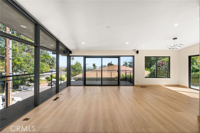 325 N Madison Avenue, Monrovia CA: https://media.crmls.org/medias/1efeea61-a6d2-42af-932f-4d705e5b3554.jpg