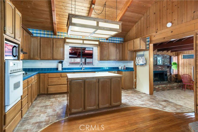 5940 Lake Drive, Angelus Oaks CA: https://media.crmls.org/medias/1eff269b-74c1-43fc-9c61-d9c31ff4f301.jpg