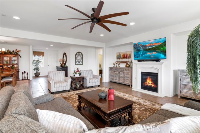 Detail Gallery Image 7 of 42 For 11950 Nuthatch, Jurupa Valley,  CA 91752 - 5 Beds | 3/1 Baths
