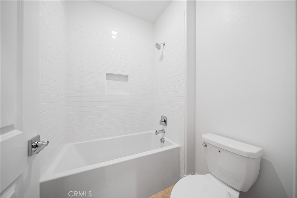 https://media.crmls.org/medias/1f03e835-bd9d-47b3-910d-117f021a3e4d.jpg?preset=X-Large
