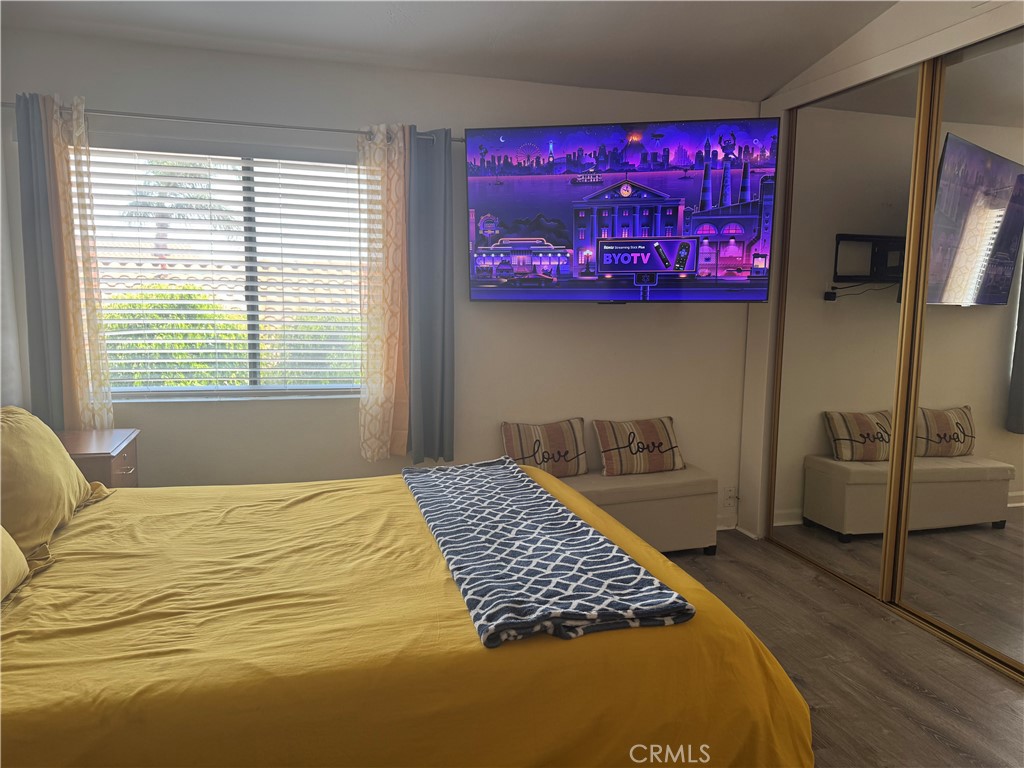 https://media.crmls.org/medias/1f074d94-8ca1-4dfc-85ac-78dd9995e551.jpg?preset=X-Large